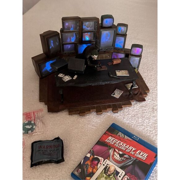 Batman Arkham Origins Collector's Edition Joker Statue With Illuminating TVs/201 - Picture 3 of 16